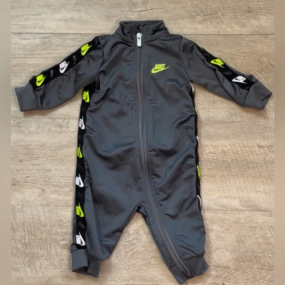 Nike Baby Set of 2 Never Worn One-Piece Jumpsuit Playsets Size  6 months - Picture 7 of 9